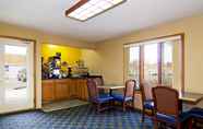 Lobi 7 Rodeway Inn & Suites