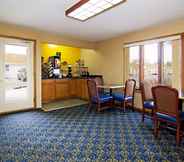 Lobby 7 Rodeway Inn & Suites