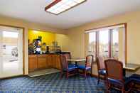 Lobby Rodeway Inn & Suites