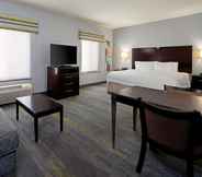 Bedroom 3 Hampton Inn & Suites Bakersfield/Hwy 58, CA