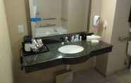 ห้องน้ำภายในห้อง 7 Hampton Inn & Suites Bakersfield/Hwy 58, CA