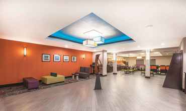 Lobby 4 La Quinta Inn & Suites by Wyndham Houston Bush Intl Airpt E