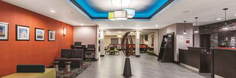 Sảnh chờ La Quinta Inn & Suites by Wyndham Houston Bush Intl Airpt E