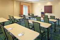 Functional Hall Fairfield Inn & Suites by Marriott Lewisburg