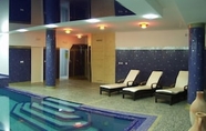 Kolam Renang 6 Spa & Wellness Hotel St. Moritz