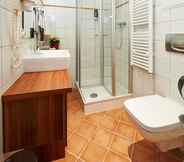 In-room Bathroom 6 Hotel Elch