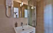 In-room Bathroom 4 Villa Florida