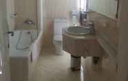 Toilet Kamar 3 Hospedium Hotel Blue Loiu