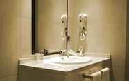 In-room Bathroom 7 Isur Llerena