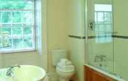 Toilet Kamar 2 Whoop Hall Hotel and Leisure