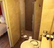 Phòng tắm bên trong 7 Hotel Ulysse Montpellier Centre