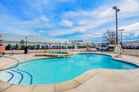 Swimming Pool La Quinta Inn & Suites by Wyndham McKinney