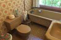 In-room Bathroom Hollyhock Country House