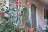 Common Space Hollyhock Country House