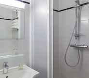 In-room Bathroom 2 Sky Hotel Goussainville Charles de Gaulle - ex Comfort Hotel