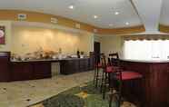 Restoran 4 Days Inn & Suites by Wyndham Houston / West Energy Corridor