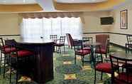 Bar, Cafe and Lounge 3 Days Inn & Suites by Wyndham Houston / West Energy Corridor