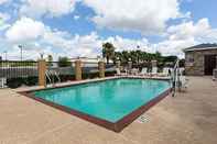 Swimming Pool Days Inn & Suites by Wyndham Houston / West Energy Corridor