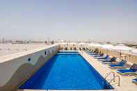 สระว่ายน้ำ Premier Inn Dubai Investment Park
