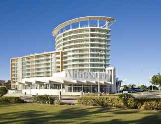 Exterior 2 Kirra Surf Apartments