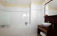 In-room Bathroom 7 Appart'City Classic Nimes