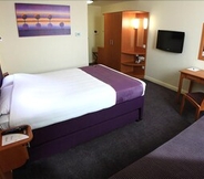 Bedroom 6 Premier Inn Dubai International Airport