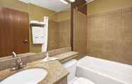 Toilet Kamar 7 Microtel Inn & Suites by Wyndham Cartersville