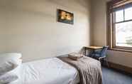 Kamar Tidur 4 The Cambridge Hotel - Hostel