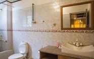 In-room Bathroom 5 Beyond Stay Lall Ji Tourist Resort Dalhousie