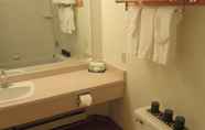 Toilet Kamar 6 Peaks Hotel and Suites