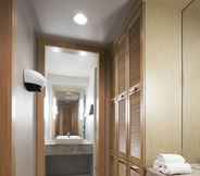 Toilet Kamar 5 Peaks Hotel and Suites