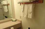 Toilet Kamar 4 Peaks Hotel and Suites