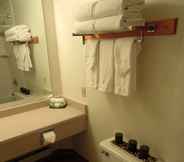 Toilet Kamar 4 Peaks Hotel and Suites