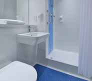 Bilik Mandi dalam Bilik 6 Travelodge Edinburgh Airport Ratho Station