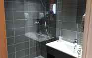 In-room Bathroom 4 Noemys Brive