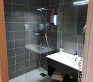 In-room Bathroom 4 Noemys Brive