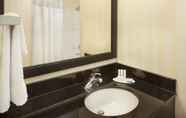 Toilet Kamar 7 Fairfield Inn & Suites by Marriott Selma Kingsburg