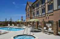 Swimming Pool Fairfield Inn & Suites by Marriott Selma Kingsburg