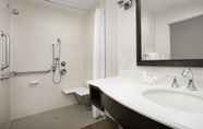 In-room Bathroom 4 Hilton Garden Inn Columbia Airport