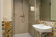 In-room Bathroom YIT Puerta Bisagra