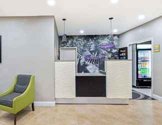 Lobi 2 La Quinta Inn & Suites by Wyndham Ada