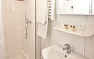 In-room Bathroom 6 Hotel Frankfurt Messe