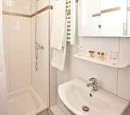 In-room Bathroom 6 Hotel Frankfurt Messe