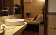 In-room Bathroom 5 Hotel Navona