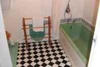 Toilet Kamar Hulmes Court Bed & Breakfast