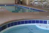 Swimming Pool Hampton Inn & Suites Salida