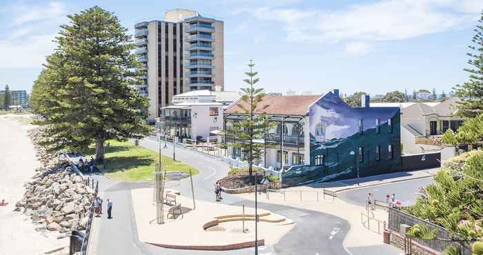 Exterior Seawall Apartments