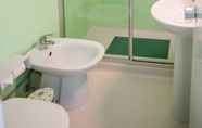 In-room Bathroom 7 Hotel Leiria Classic