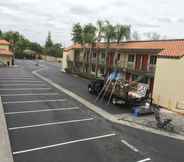 Exterior 3 Econo Lodge Near Bakersfield Fairgrounds