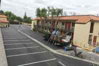 Exterior Econo Lodge Near Bakersfield Fairgrounds